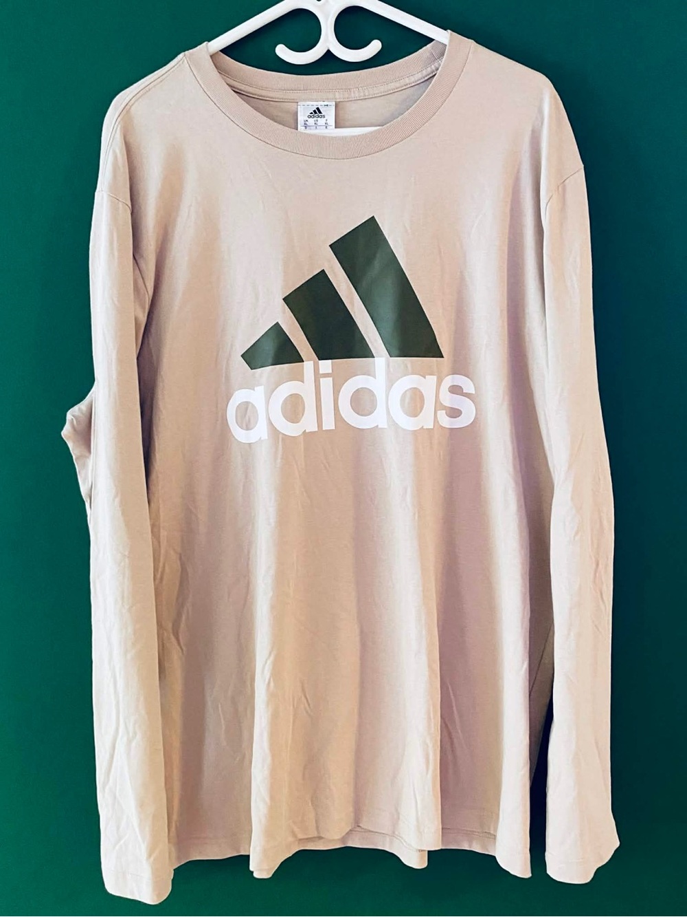 Adidas Crewneck Logo Tee in Beige with Black Logo/ T-shirt manche longue